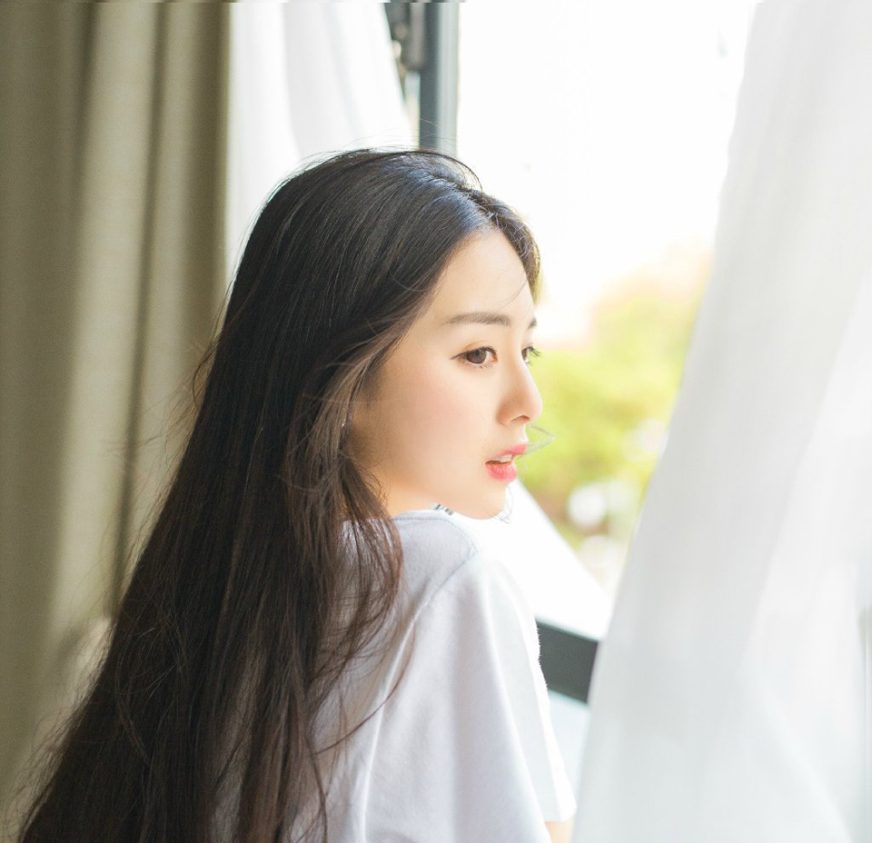 “哼！”想到自己朝夕相处的妻子，却爬上了刘璋的床榻，在床笫间与那刘璋商量着如何对付自己，刘璝原本平静下来的一些心，顿时心如刀割，双手握拳，指节一阵阵发白。